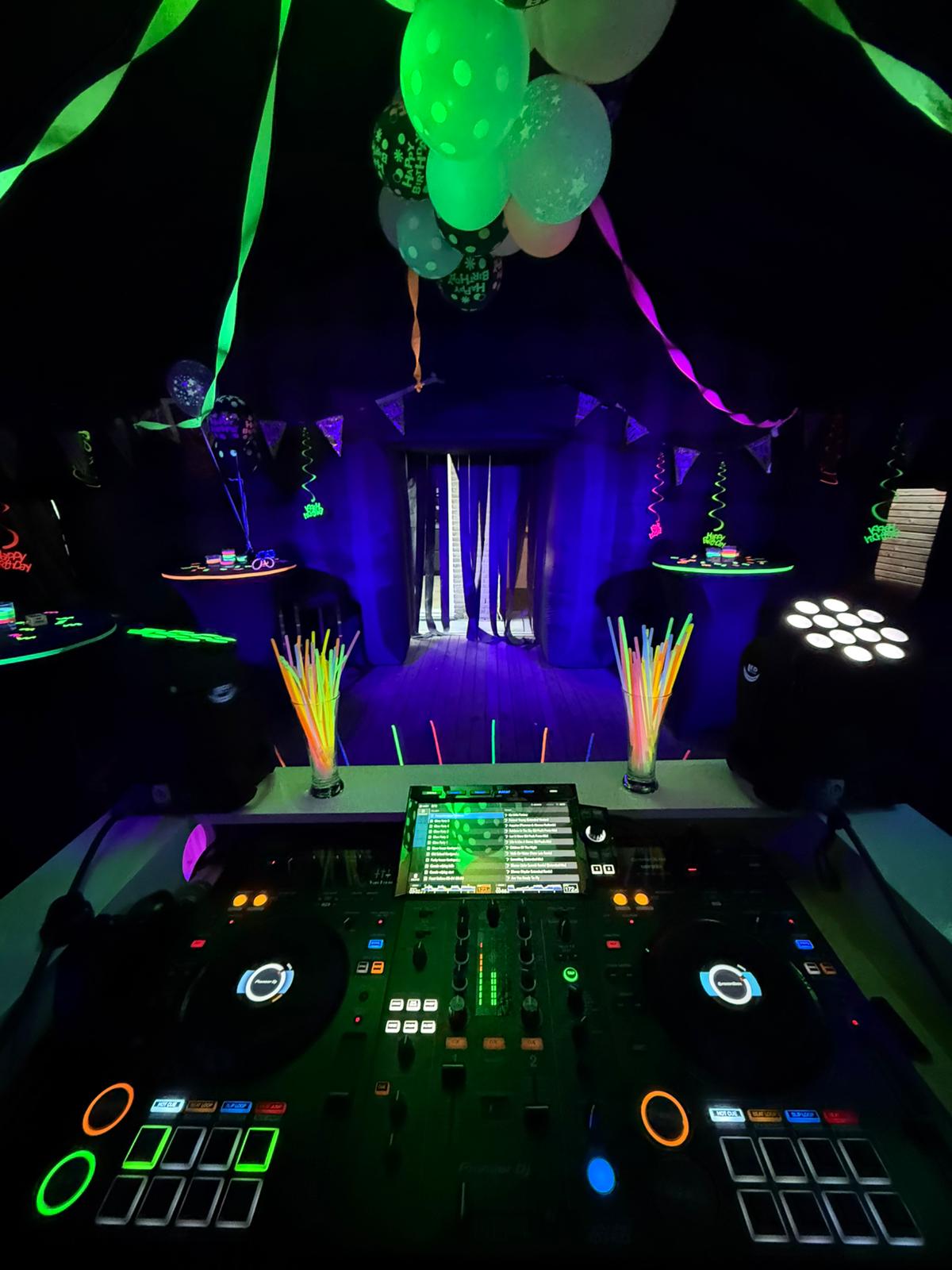 www.partytentopblaasbaar.nl feest in neonlicht